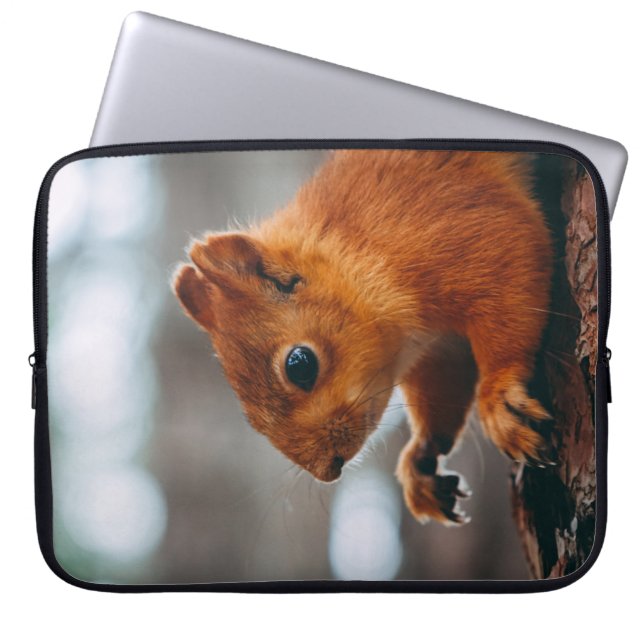 SQUIRREL OP TREE TRUNK LAPTOP SLEEVE (Voorkant)
