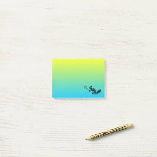 Squirrel Tennis Player op Blue and Yellow Post-it® Notes (Op bureau)