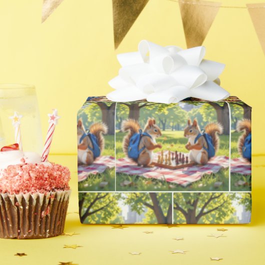 Squirrels Playing Chess In a City Park Cadeaupapier (Verjaardagsfeest)