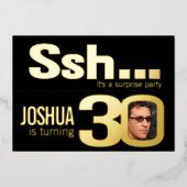 Ssh.. Verrassend 30th Birthday party Gold zwart Folie Uitnodiging (Voorkant)