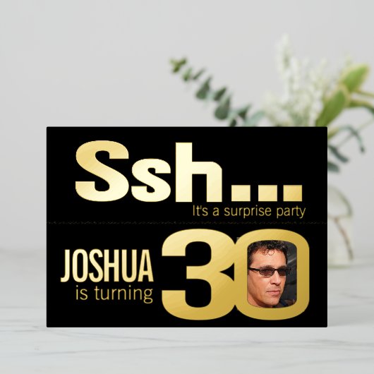 Ssh.. Verrassend 30th Birthday party Gold zwart Folie Uitnodiging (Staand Voorkant)
