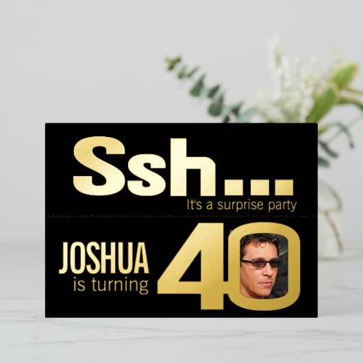 Ssh.. Verrassend 40e verjaardag gouden zwarte fees Folie Uitnodiging (Staand Voorkant)