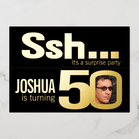 Ssh.. Verrassend 50e verjaardag gouden zwarte fees Folie Uitnodiging (Voorkant)
