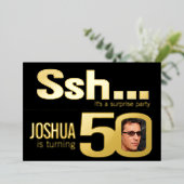 Ssh.. Verrassend 50e verjaardag gouden zwarte fees Folie Uitnodiging (Staand Voorkant)