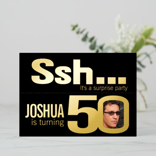 Ssh.. Verrassend 50e verjaardag gouden zwarte fees Folie Uitnodiging (Staand Voorkant)