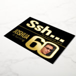 Ssh.. Verrassend 60th Birthday party Gold zwart Folie Uitnodiging<br><div class="desc">Vette eenvoudige grafische gouden folie op contrasterende zwarte of je eigen foto foto-sjabloon voor de 60ste verjaardag van de verrassing van Ssh... uitnodiging. Pas deze mijlpaal op de verjaardagsdag aan met de details van je eigen verjaardagsfeest, een foto van je verjaardagsjongen in het midden van de gesluierde 60. Andere jaren...</div>