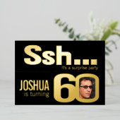 Ssh.. Verrassend 60th Birthday party Gold zwart Folie Uitnodiging (Staand Voorkant)