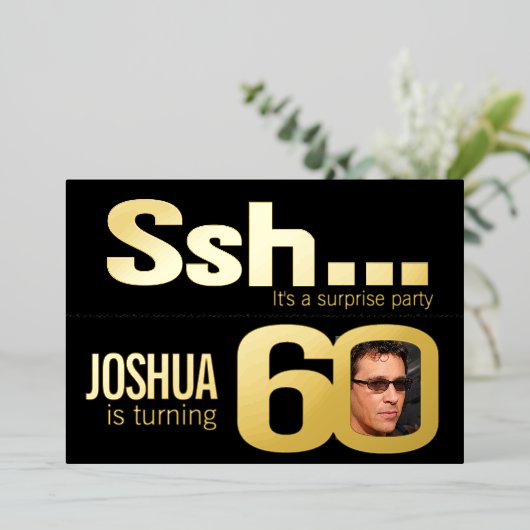 Ssh.. Verrassend 60th Birthday party Gold zwart Folie Uitnodiging (Staand Voorkant)