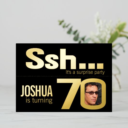 Ssh.. Verrassend 70e verjaardag gouden zwart Folie Uitnodiging (Staand Voorkant)