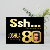 Ssh.. Verrassend 80th Birthday party Gold zwart Folie Uitnodiging (Staand Voorkant)