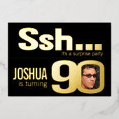 Ssh.. Verrassend 90th Birthday party Gold zwart Folie Uitnodiging (Voorkant)