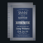 Ssst! Verrassing Pensioen Partij Elegant Marine Bl Save The Date<br><div class="desc">Kun je een geheim bewaren? Nodig collega's, collega's, familie en vrienden uit voor een elegant en opwindend verrassingsfeest met aangepaste marineblauwe en faux silver-folie om de uitnodigingen voor het datumfeest op te slaan. Alle bewoordingen op deze sjabloon zijn eenvoudig te personaliseren, inclusief een bericht met de tekst "Shhh! Het is...</div>