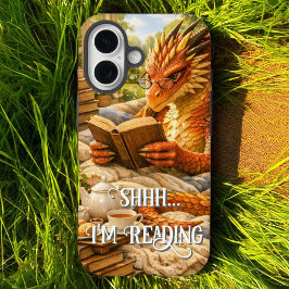 Sst… Ik Lees Cozy Lezen Draak iPhone 16 Hoesje