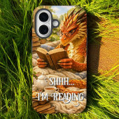 Sst… Ik Lees Cozy Lezen Draak iPhone 16 Hoesje