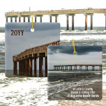 St Augustine Beach FL Pier Fotografisch met Jaar Keramisch Ornament<br><div class="desc">De Sint John's County Ocean & Vist Pier breidt zich 800 meter uit naar de Atlantische Oceaan vanaf de zandkust van St. Augustine Beach in Florida en is te zien op dit fotografische reissouvenir keramisch ornament met aanpasbaar Jaar. Elk van deze tweezijdige keepaardse ornament heeft een verschillend uitzicht van de...</div>