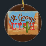 St. George Utah Cartoon Desert Vintage Travel Keramisch Ornament<br><div class="desc">De sint-George Utah neo is een oud reisontwerp in een grappige cartoon retro-stijl met de woestijn,  een cactus en rotsen. Blauw,  bruin en rood met groene cactus.</div>