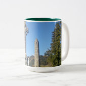 St Kevin's Cross en Round Tower Glendalough Tweekleurige Koffiemok (Voorkant rechts)