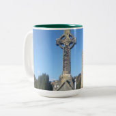 St Kevin's Cross en Round Tower Glendalough Tweekleurige Koffiemok (Voorkant links)