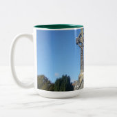 St Kevin's Cross en Round Tower Glendalough Tweekleurige Koffiemok (Links)