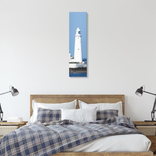 St Mary's vuurtoren op het verticale kustdoek Canvas Afdruk (Insitu (Slaapkamer))