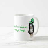 St Paddy's Day Bernedoodle met groen feest pet Koffiemok (Voorkant rechts)