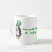 St Paddy's Day Bernedoodle met groen feest pet Koffiemok (Voorkant links)