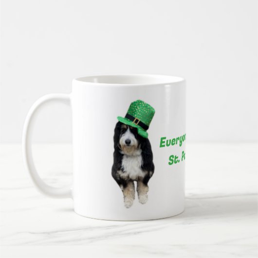 St Paddy's Day Bernedoodle met groen feest pet Koffiemok (Links)