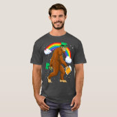 St Patrick Bigfoot Regenboog Lucky Funny Drink T-shirt (Voorkant volledig)