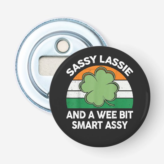 St. Patrick Dag Sassy Lassie Grappige Shamrock Ier Button Flesopener (Voorkant)