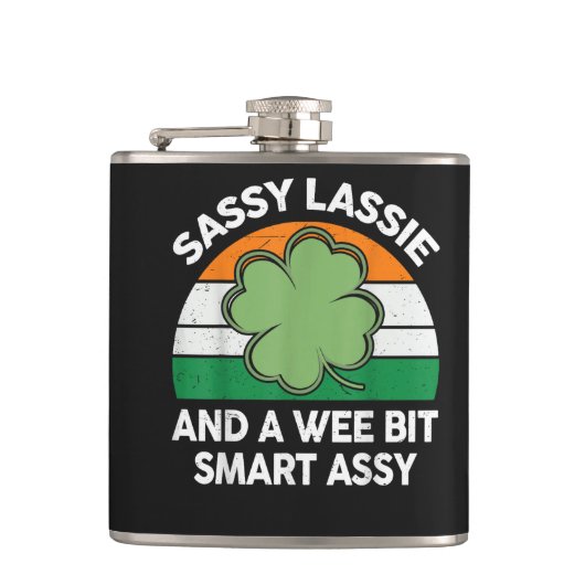 St. Patrick Dag Sassy Lassie Grappige Shamrock Ier Heupfles (Voorkant)