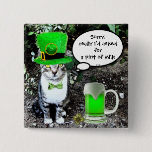 ST PATRICK DE KAT VAN DE DAG MET GROEN IERS BIER VIERKANTE BUTTON 5,1 CM