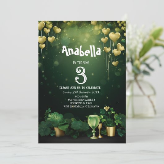 St. Patrick verjaardagsfeestje klavers en ballonne Kaart (Staand voorkant)