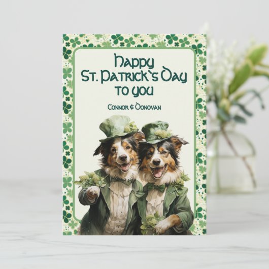 St. Patrick Vrolijke Ierse Paws Duo Hond Feestdagenkaart (Staand voorkant)