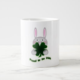 St. Patricks Bunny Proud om Irish Shamrock te word Grote Koffiekop