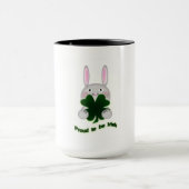 St. Patricks Bunny Proud om Irish Shamrock te word Mok (Midden)