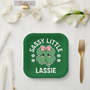 St. Patrick's Dag Sassy Kleine Meisje Kinderen Mei Papieren Bordje