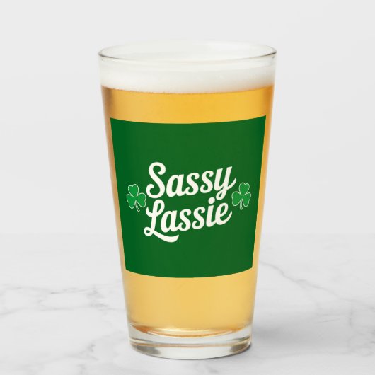 St. Patrick's Dag Sassy Lassie Grappige Ierse Glas (Voorkant gevuld)