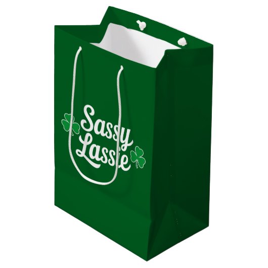 St. Patrick's Dag Sassy Lassie Grappige Ierse  Medium Cadeauzakje (Voorkant Gekanteld)