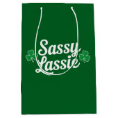St. Patrick's Dag Sassy Lassie Grappige Ierse  Medium Cadeauzakje (Voorkant)
