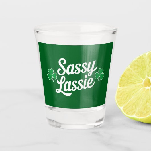 St. Patrick's Dag Sassy Lassie Grappige Ierse Shot Glas (Voorkant)
