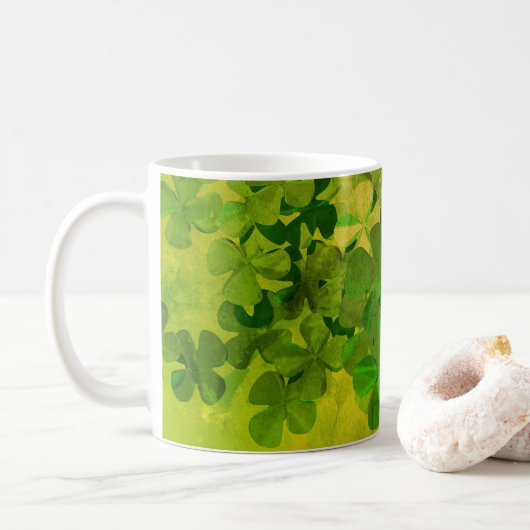 St. Patrick's Day and Good Luck , vierleaf klave Koffiemok (Met donut)