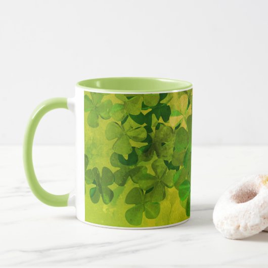 St. Patrick's Day and Good Luck , vierleaf klave Mok (Met donut)