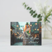 St Patrick's Day Beauty Zittend op een vat Briefkaart (Staand voorkant)