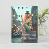 St Patrick's Day Beauty Zittend op een vat Feestdagenkaart (Staand voorkant)
