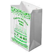 St Patrick's Day Birthday Cake Customizable Candle Medium Cadeauzakje (Voorkant Gekanteld)