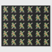 St. Patrick's Day Dab Dabbing Kabouter in het groe Cadeaupapier (Vlak)