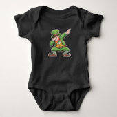 St. Patrick's Day Dab Dabbing Kabouter in het groe Romper (Voorkant)