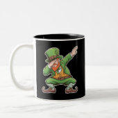 St Patricks Day Dab Dabbing Leprechaun in het groe Tweekleurige Koffiemok (Links)