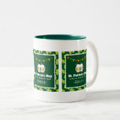 St. Patrick's Day Drink Team Clover Pattern Tweekleurige Koffiemok (Voorkant rechts)