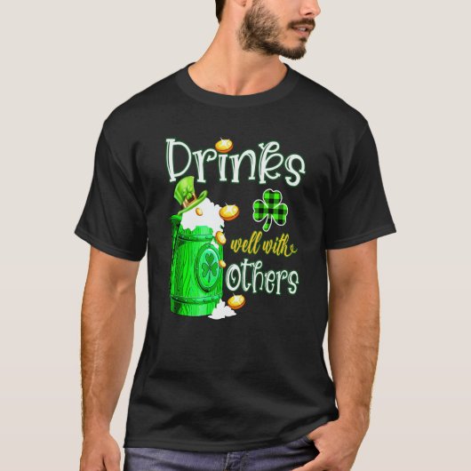 St Patricks Day Drinking Drinks Well With Others B T-shirt (Voorkant)